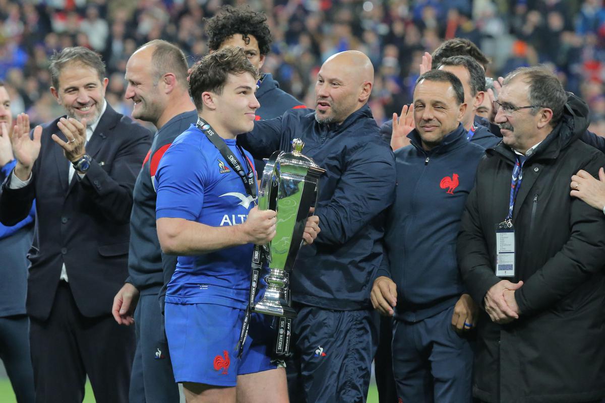 découvrez toutes les dernières informations sur le transfert d'antoine dupont : actualités, rumeurs et analyses concernant l'avenir du célèbre demi de mêlée du rugby français.