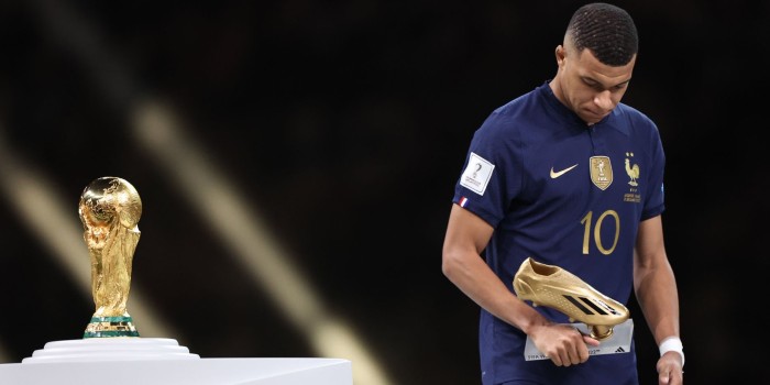 découvrez les dernières informations sur le transfert de kylian mbappé au psg. analyse des enjeux, rumeurs et réactions autour de l'avenir de la star du football français au sein du club parisien.