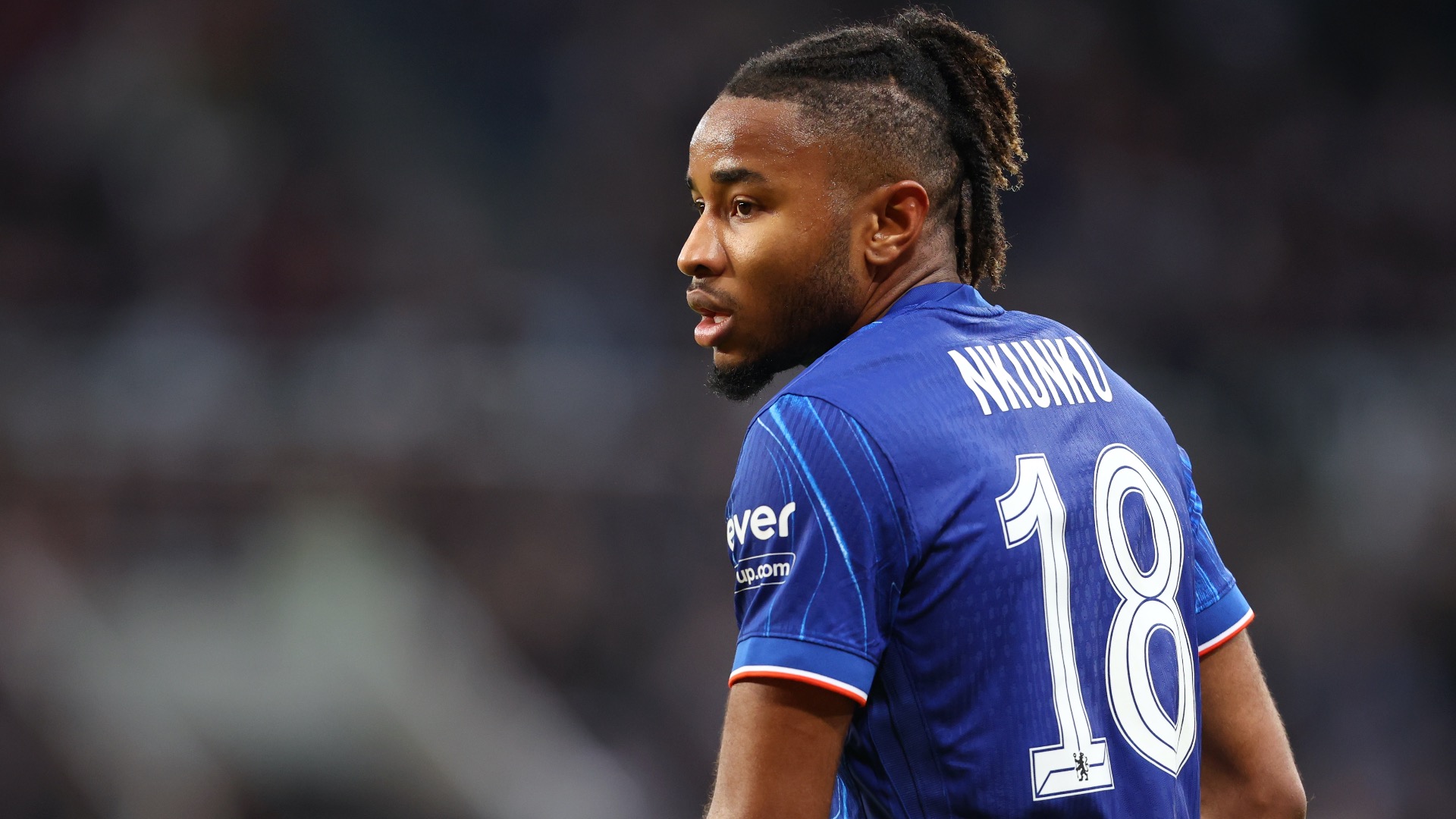 la présence de christopher nkunku face au bayern munich reste incertaine. découvrez les dernières informations sur l'état de santé du joueur et les chances de le voir titularisé lors du prochain match décisif.