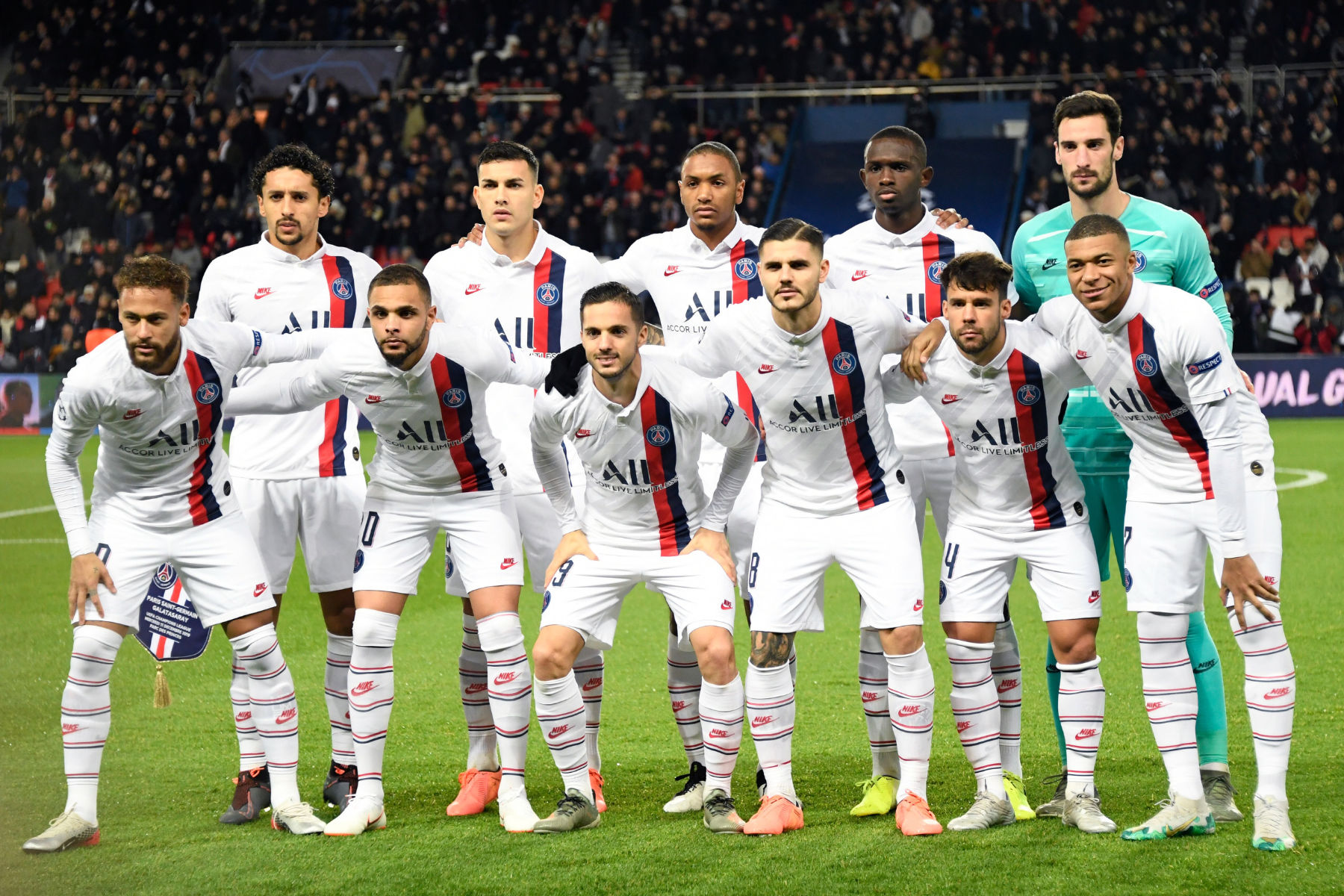 le psg lance un ultimatum à 15 millions d’euros : découvrez les enjeux, les joueurs concernés et les répercussions possibles pour le club parisien dans ce dossier brûlant du mercato.
