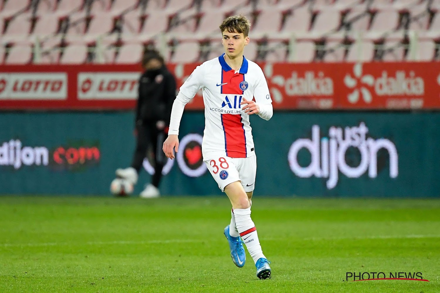 découvrez le portrait d'une jeune pépite du psg : parcours, performances et ambitions d'un espoir du football parisien à suivre de près.