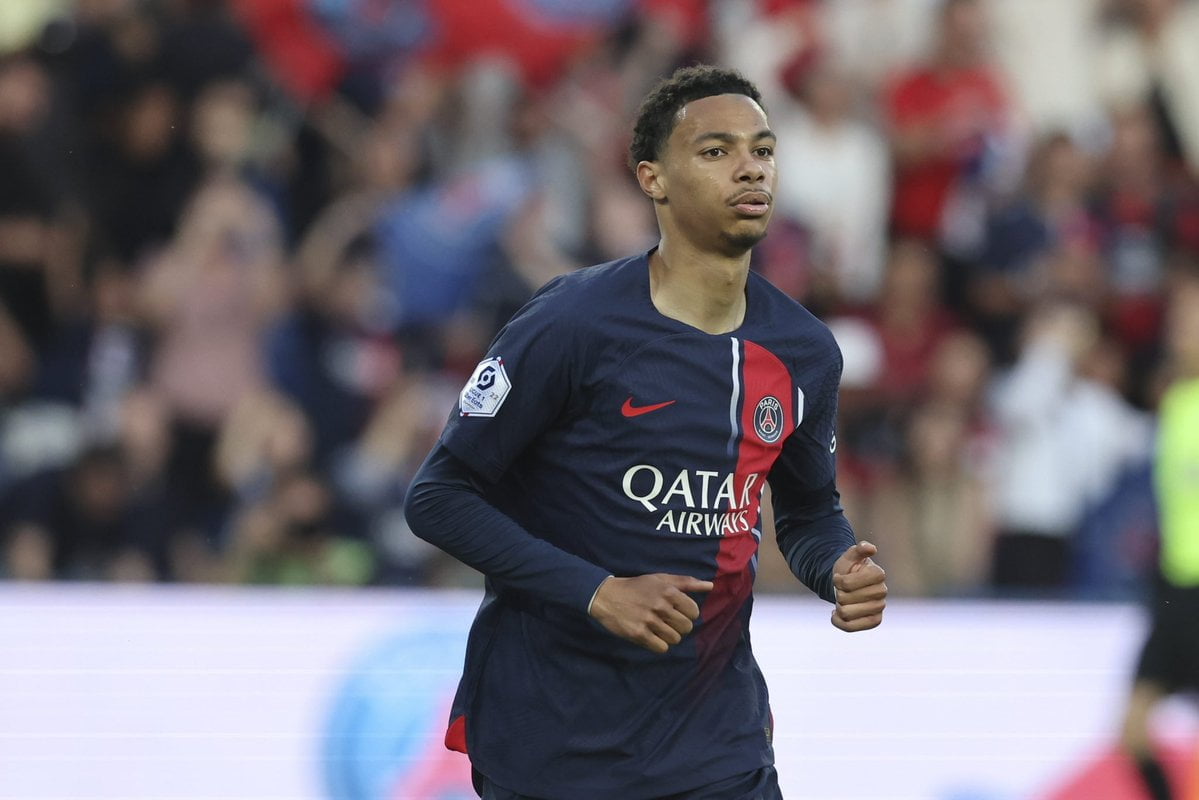 découvrez les dernières actualités sur le transfert de ekiteke à liverpool : rumeurs, négociations et analyses sur l'arrivée potentielle de la jeune star française chez les reds.