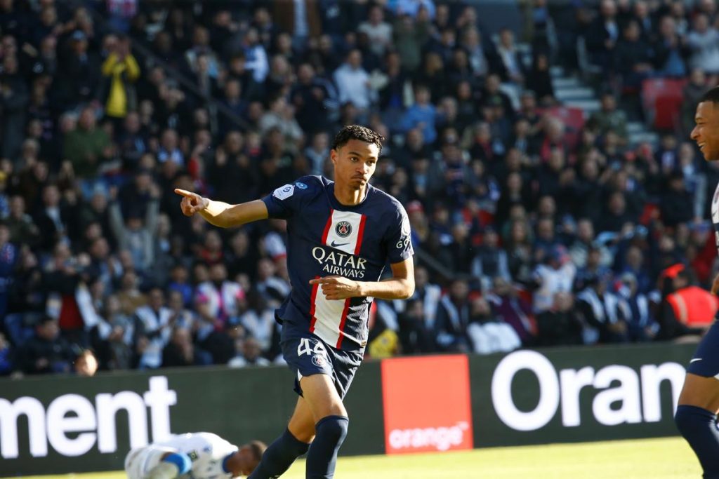 découvrez comment l’attaquant ekitike s’inspire de kylian mbappé pour orienter son choix lors de son transfert. analyse, ambitions et motivations du jeune prodige français.