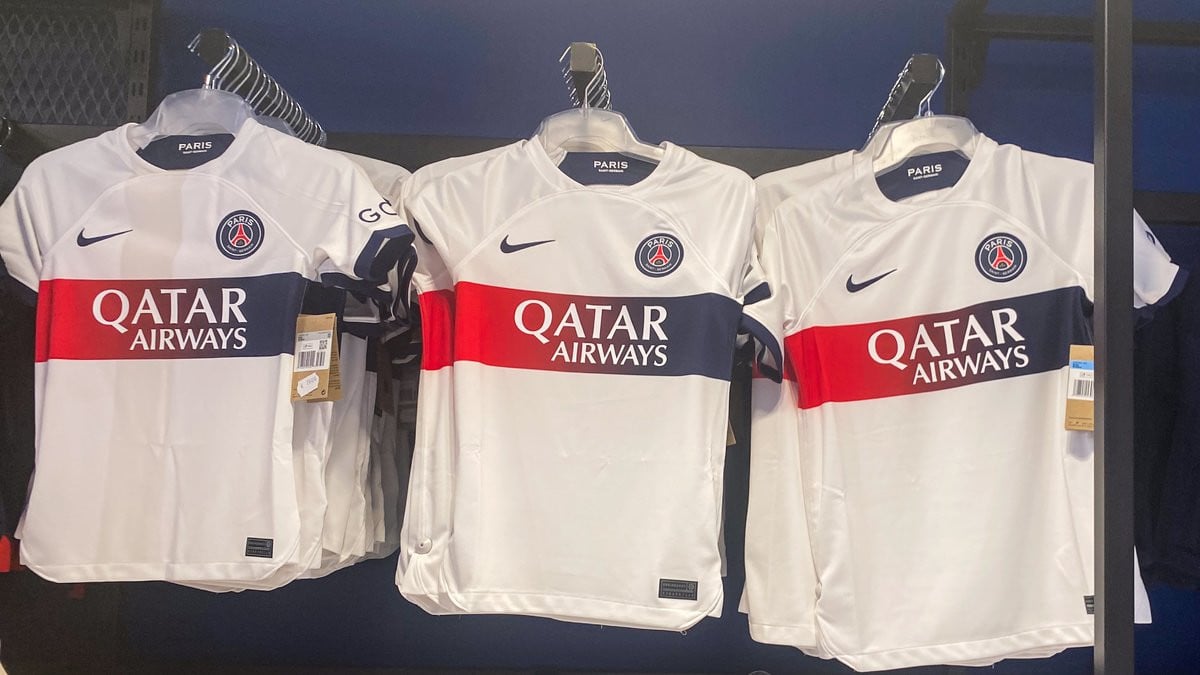 découvrez les dernières actualités sur le transfert surprise au psg : analyse, réactions et impacts sur l’effectif parisien. restez informé des mouvements inattendus du mercato !