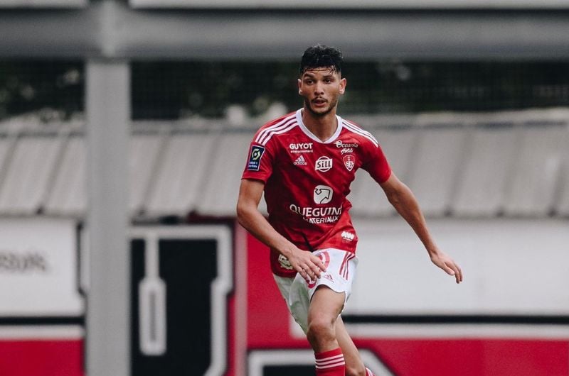 suivez toute l’actualité des transferts de football marocains : dernières rumeurs, officialisations, analyses et mouvement des joueurs marocains en clubs nationaux et internationaux.