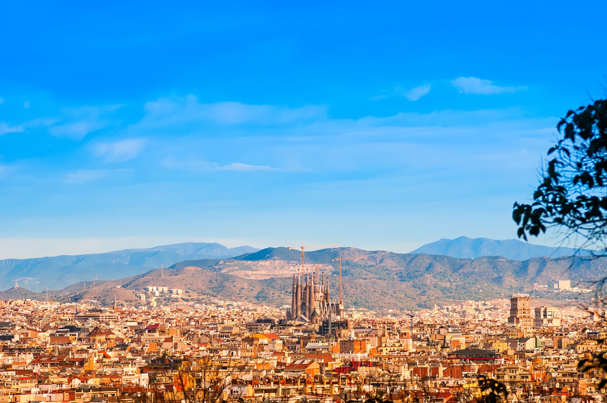 découvrez comment les dettes du fc barcelone impactent l’avenir de jules koundé au sein du club catalan. analyse des enjeux financiers et sportifs autour du défenseur français.