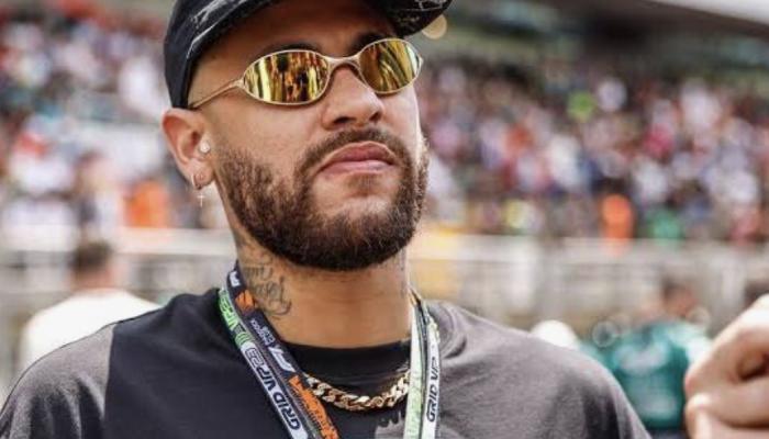 découvrez les détails du transfert spectaculaire de neymar estimé à 500 millions d'euros : chiffres clés, réactions, et impact sur le marché du football mondial.