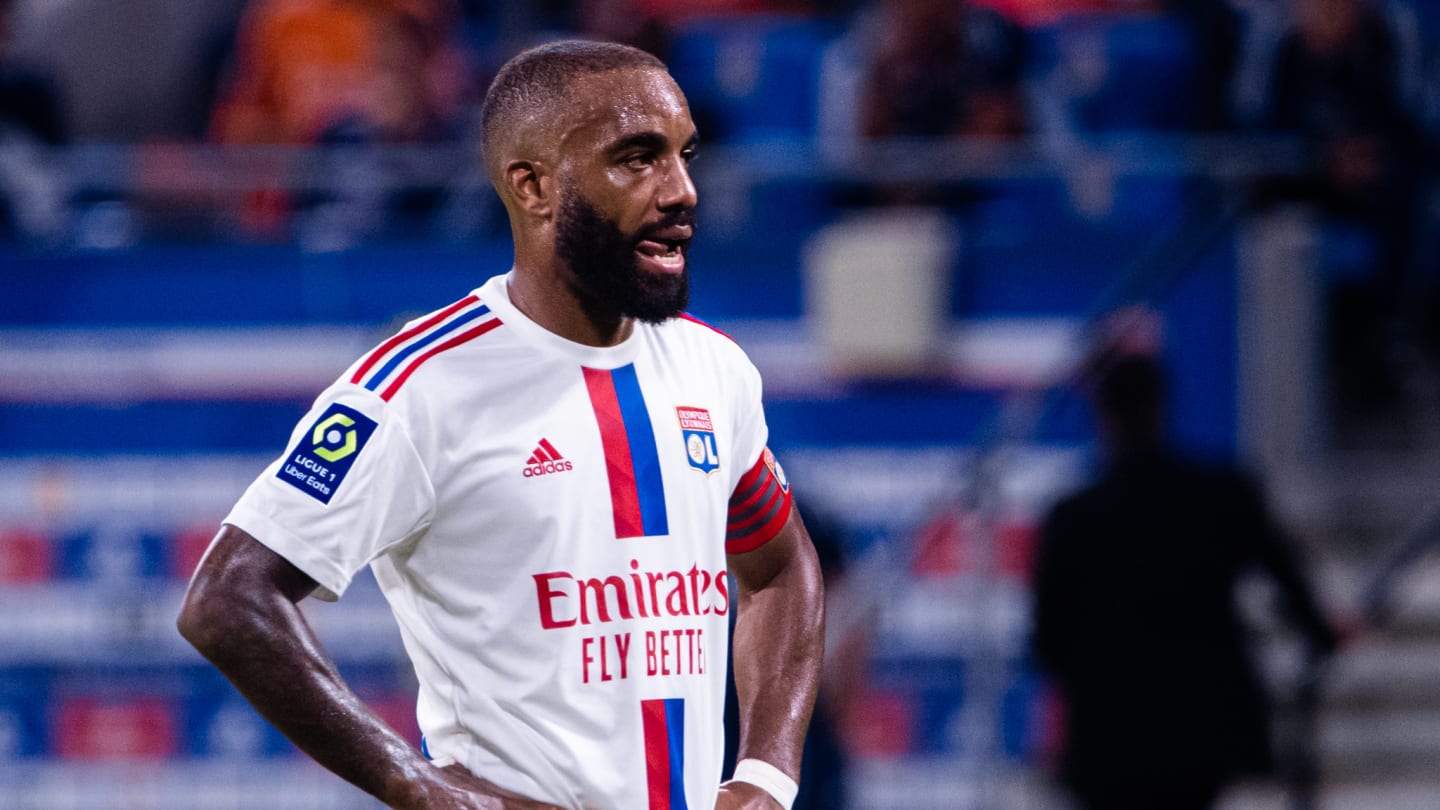 découvrez les regrets d'alexandre lacazette sur son parcours, ses choix et ses moments clés de carrière. analyse et confidences de l'attaquant français.