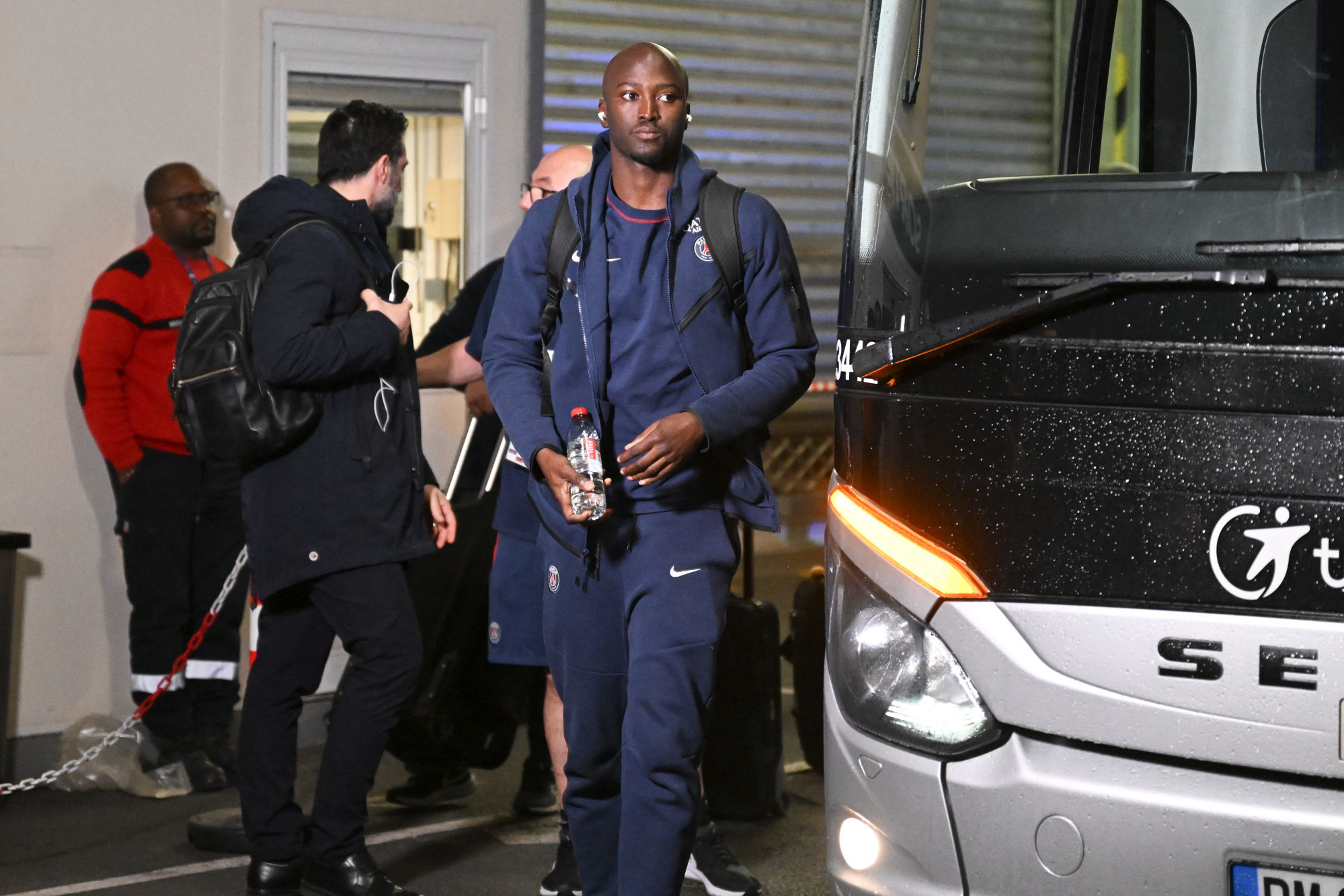 benzema fait un retour surprise dans les rumeurs de transfert, un coup de théâtre qui pourrait bouleverser le marché.