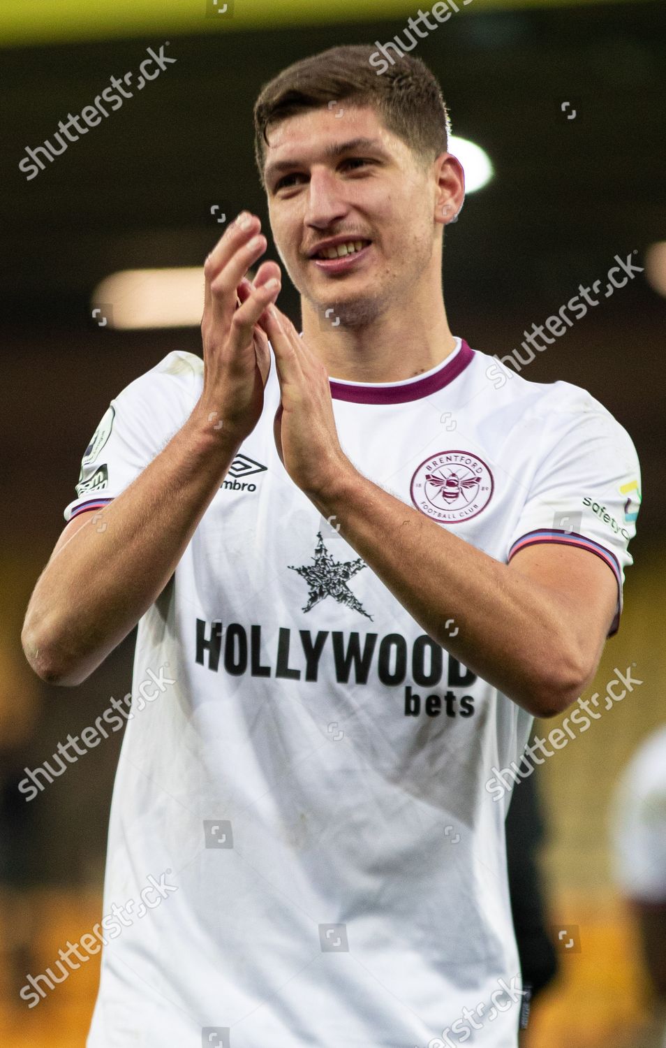 brentford reste confiant quant à la capacité de retenir vitaly janelt, malgré l'intérêt marqué de francfort pour le milieu de terrain.