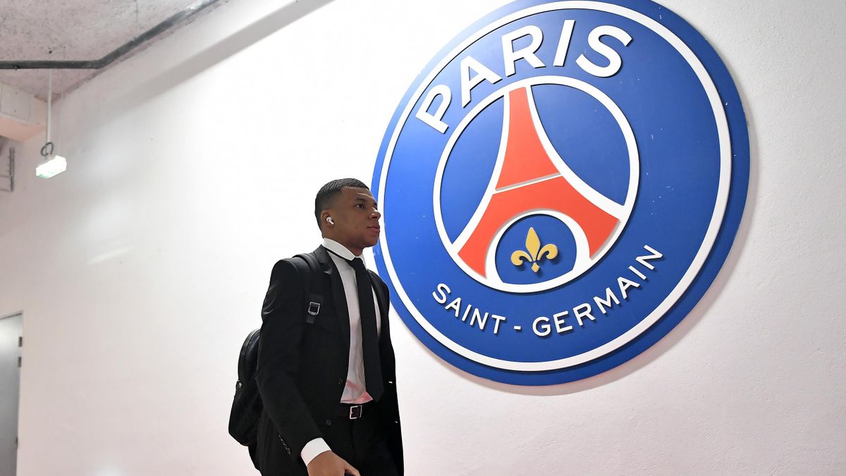 découvrez le duel financier exceptionnel entre le psg et mbappé, où des centaines de millions sont en jeu dans cette rivalité au sommet du football.