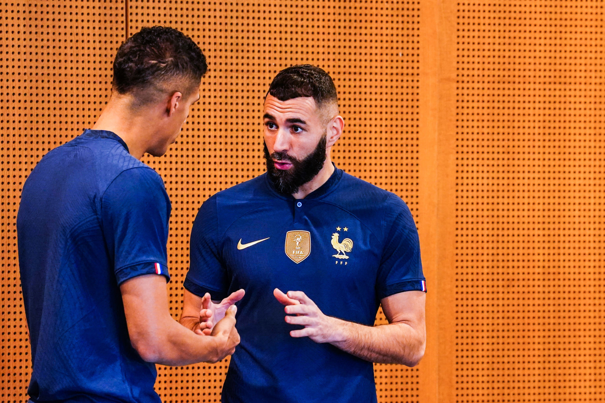 découvrez toutes les informations sur une possible arrivée de karim benzema à l'om : dernières rumeurs, actualités du transfert, réactions des supporters et analyse de l'impact sur l'équipe marseillaise.