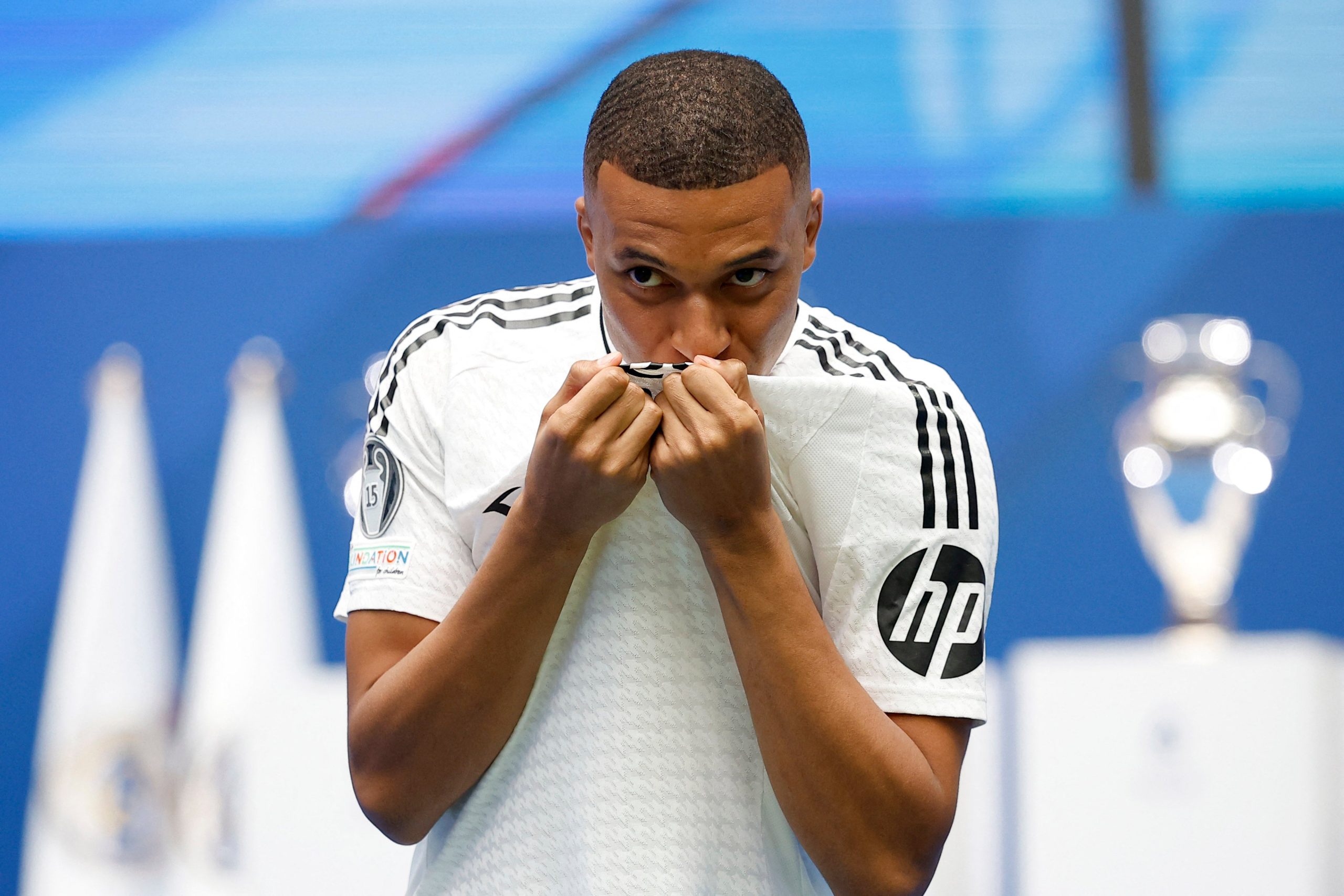 découvrez les détails du transfert international avorté de mbappé, les raisons de cet échec et ses conséquences sur sa carrière et le mercato.