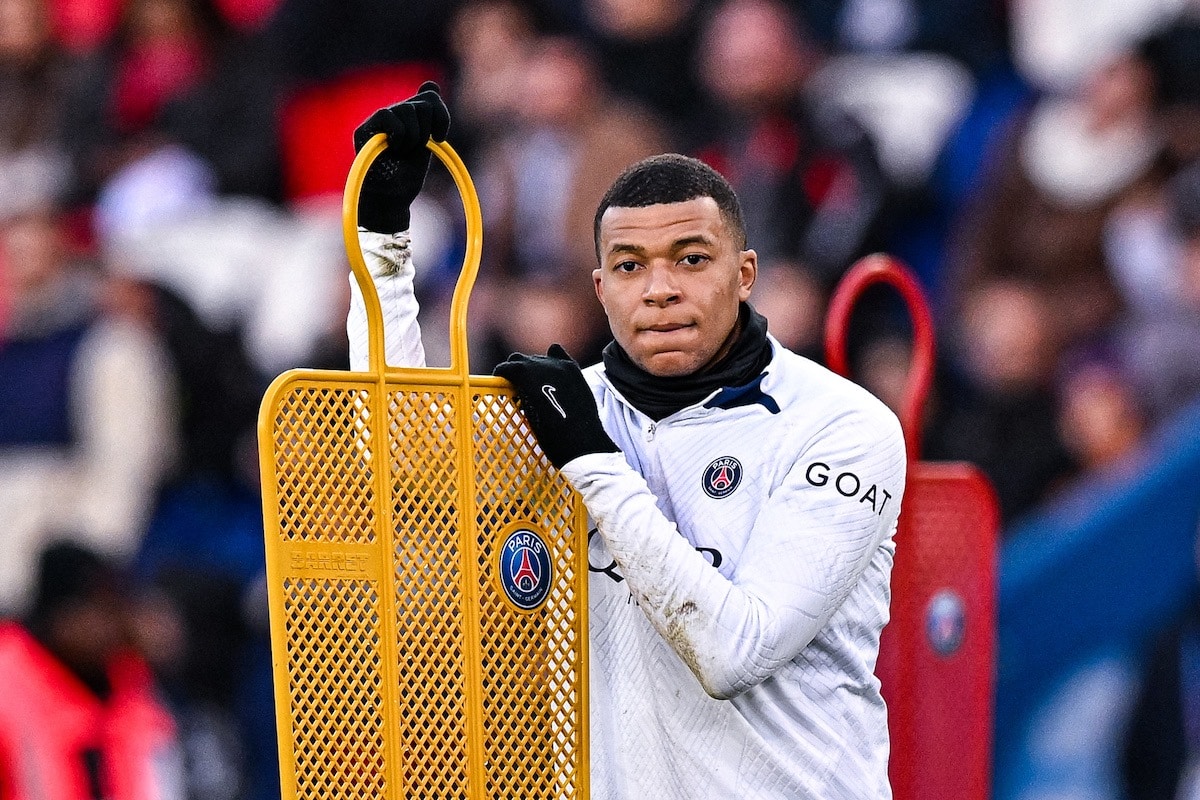 découvrez tous les détails du transfert sensationnel de mbappé, un événement majeur qui secoue le monde du football.
