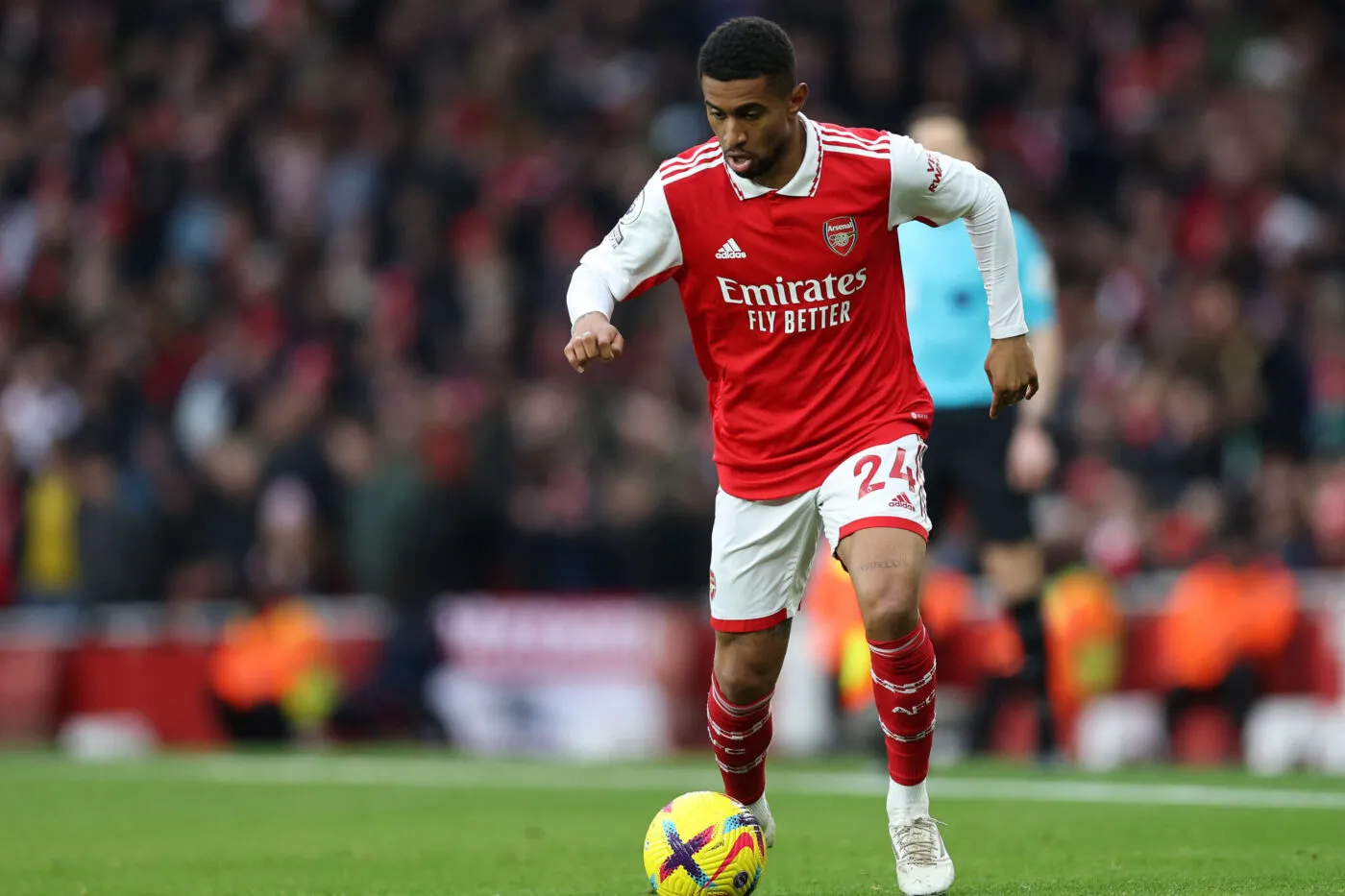 la star d'arsenal dément catégoriquement les rumeurs de transfert, assurant son engagement envers le club et ses supporters.