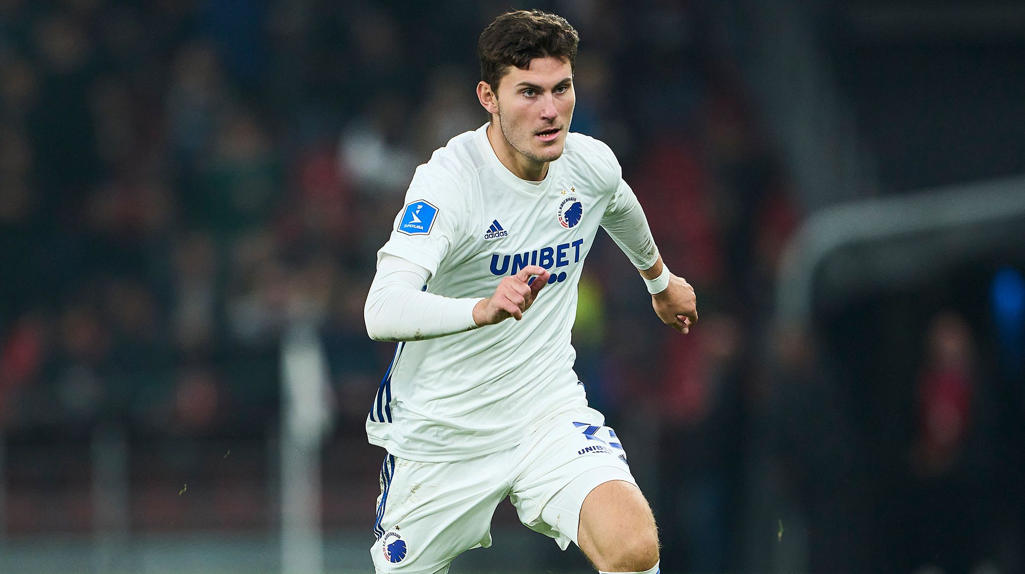découvrez les dernières informations sur le possible transfert hivernal de jonas wind, ses performances actuelles et les clubs intéressés.