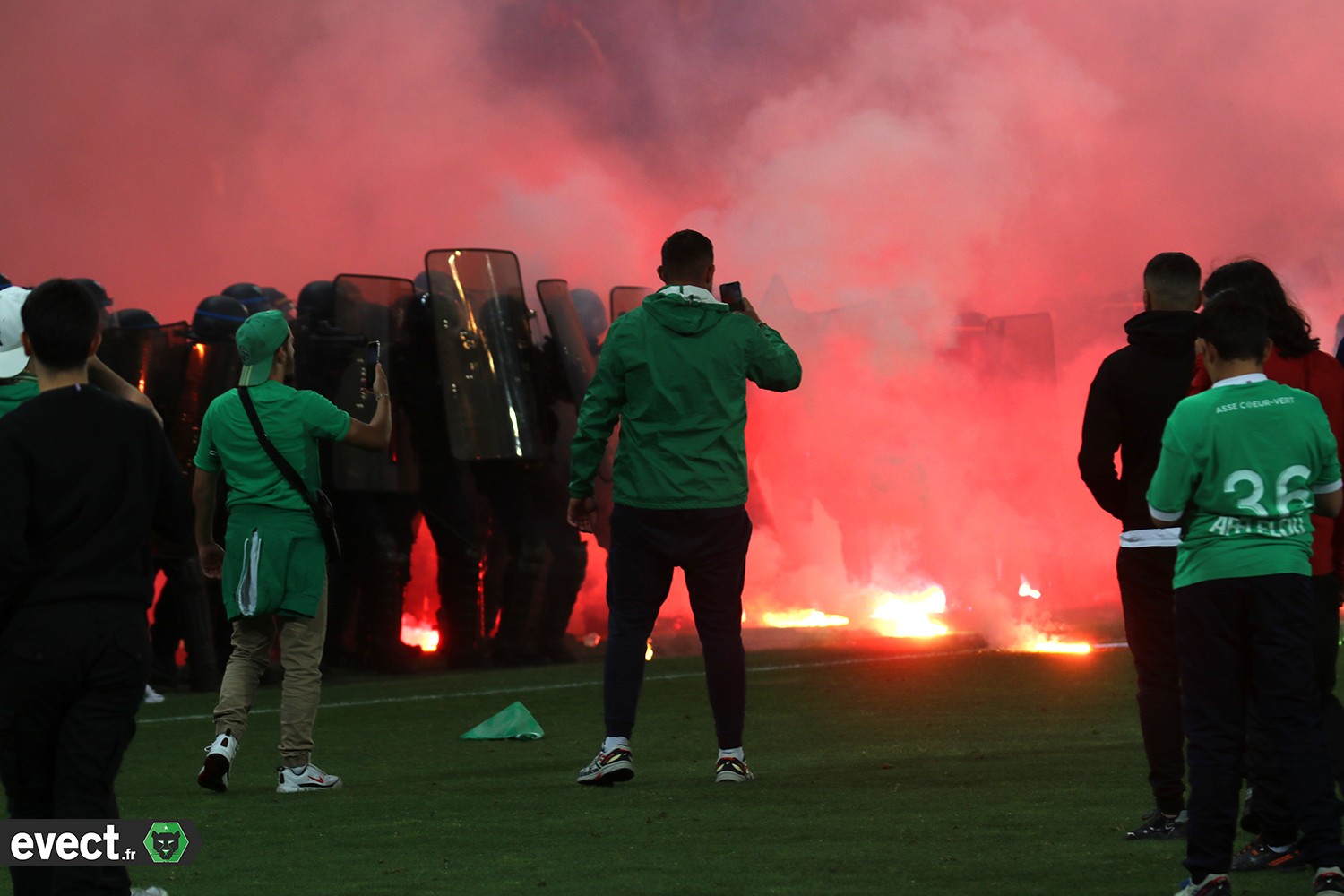 découvrez les dernières nouvelles sur l'attaquant sur le départ à l'as saint-étienne et les implications pour l'équipe dans la saison à venir.