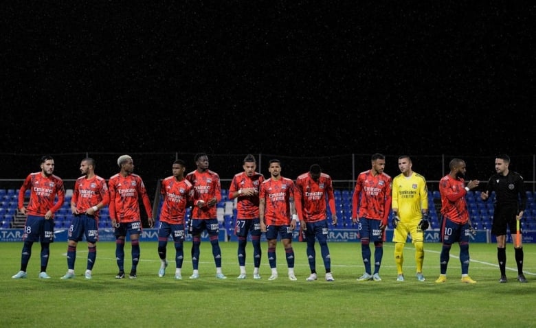 découvrez le transfert majeur de l'olympique lyonnais en janvier : détails, enjeux et impact pour le club.