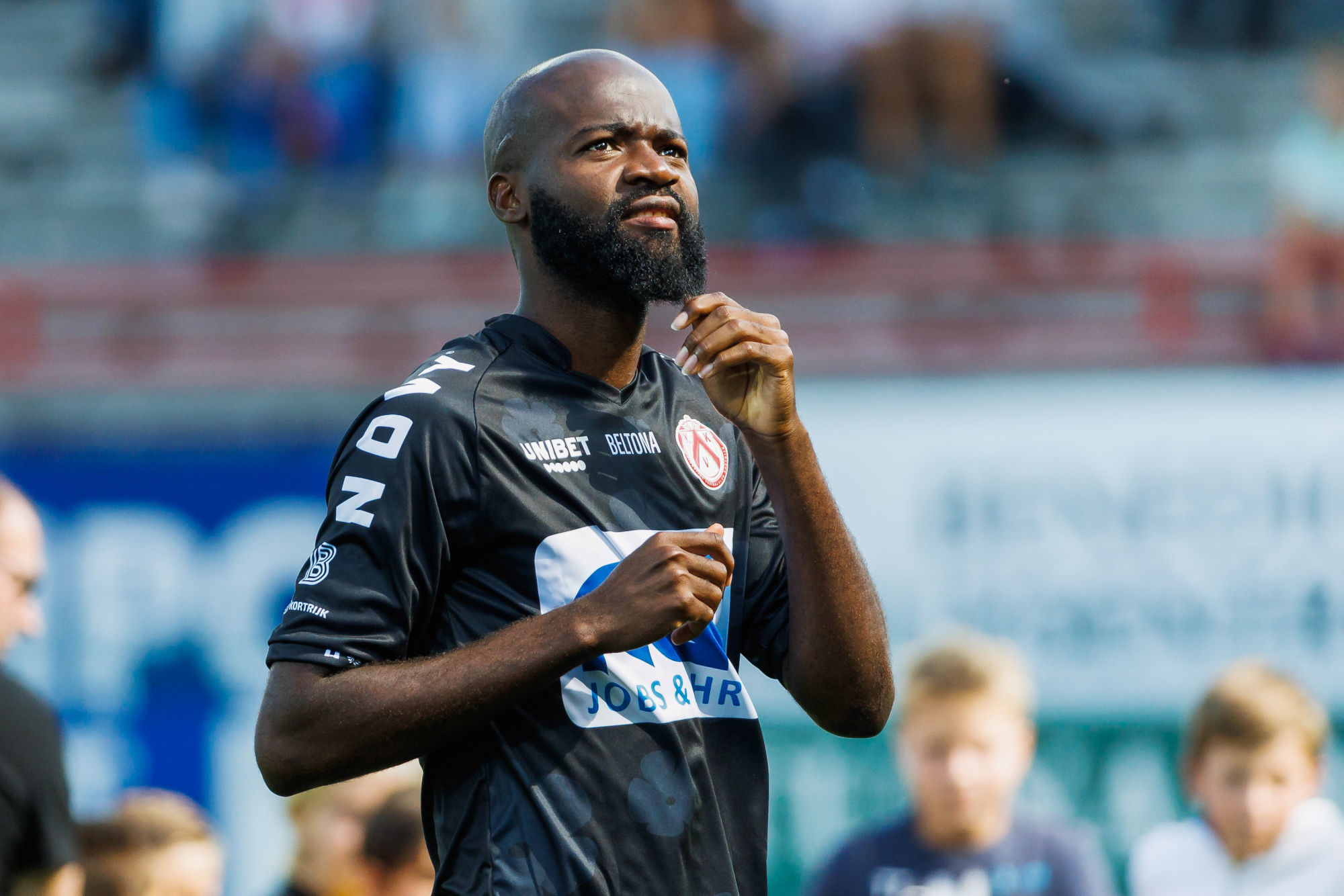 om : le recrutement d’un attaquant cet hiver semble compromis, impactant les plans du club pour renforcer son attaque.