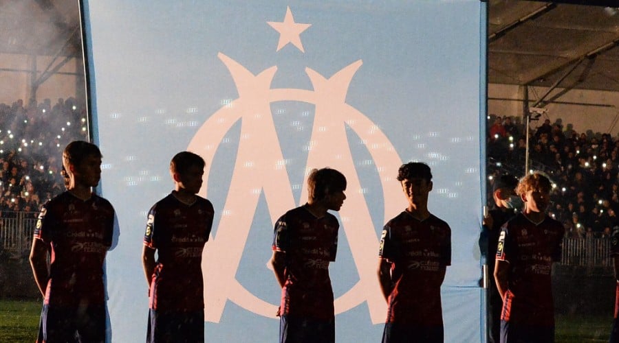 découvrez l'incroyable transfert choc entre l'om et le psg, les détails exclusifs et les réactions des fans.