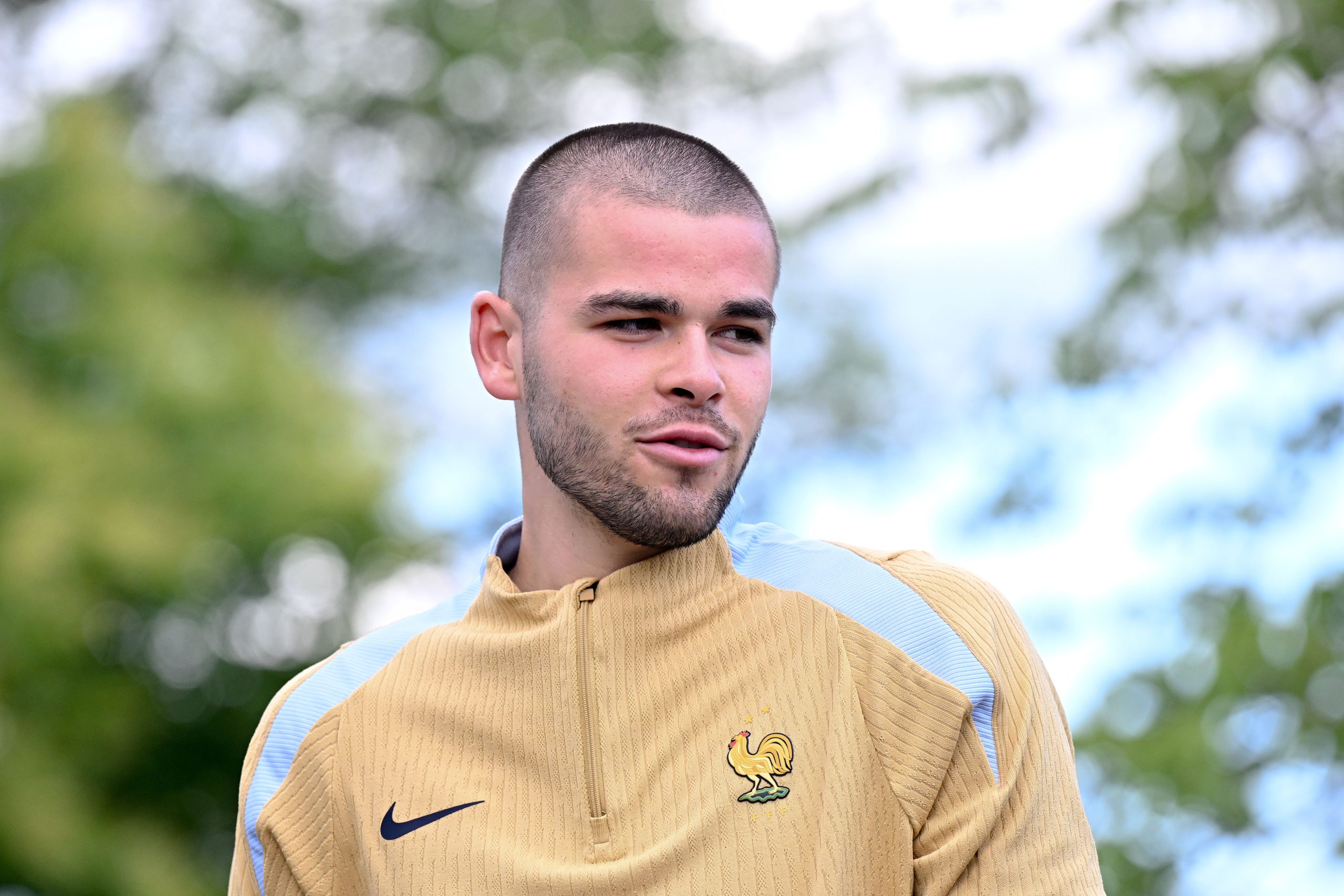 découvrez pourquoi lucas chevalier fait l'objet de critiques au psg et analysez les performances du jeune gardien au sein du club parisien.