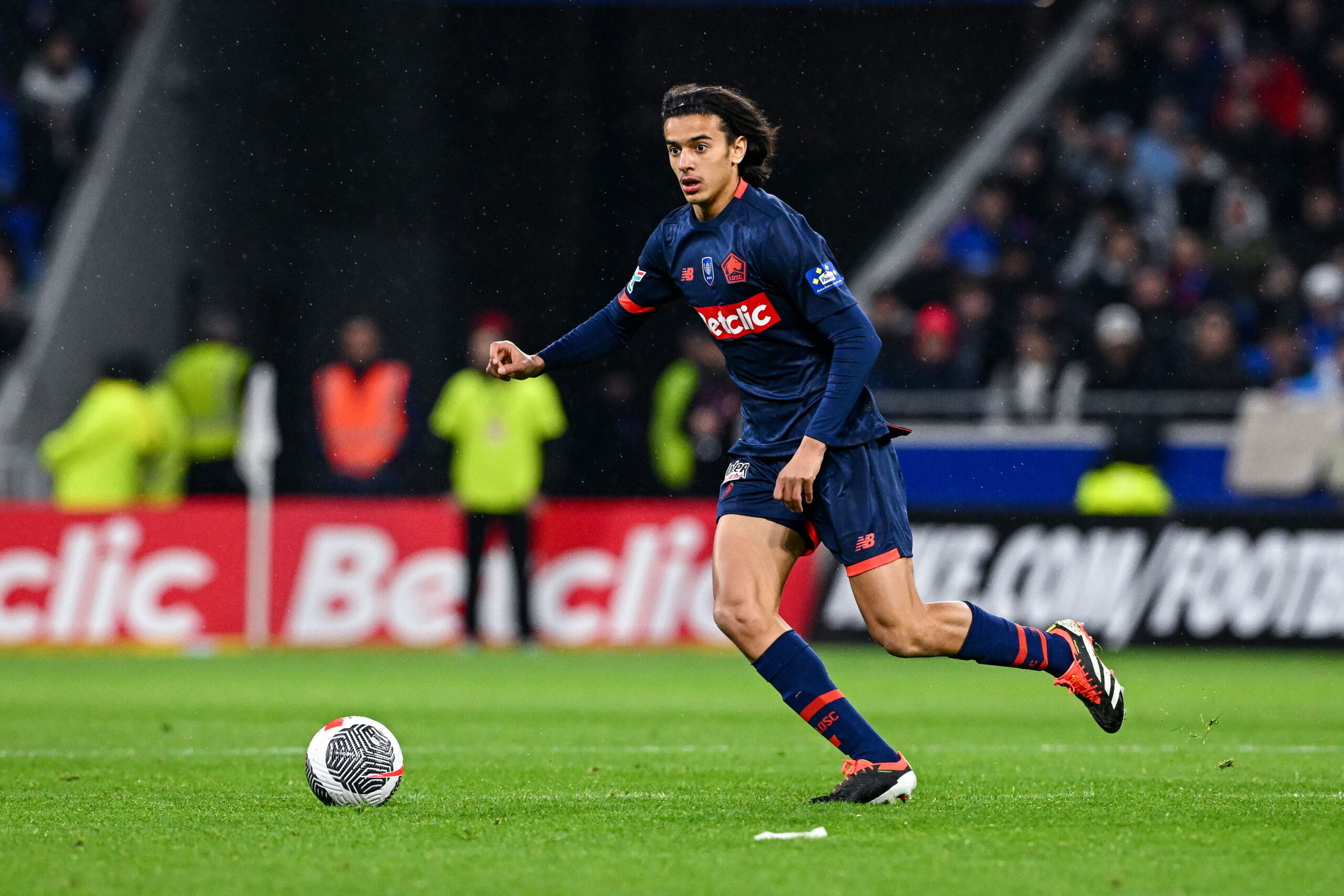 découvrez comment le psg ajuste sa stratégie pour intégrer bouaddi et renforcer son équipe. analyse des changements tactiques et objectifs du club.