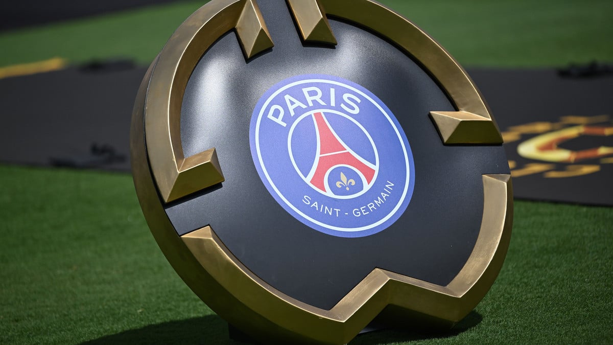 découvrez la réaction explosive suite au transfert record de 100 millions d'euros au psg, entraînant une onde de choc dans le monde du football.