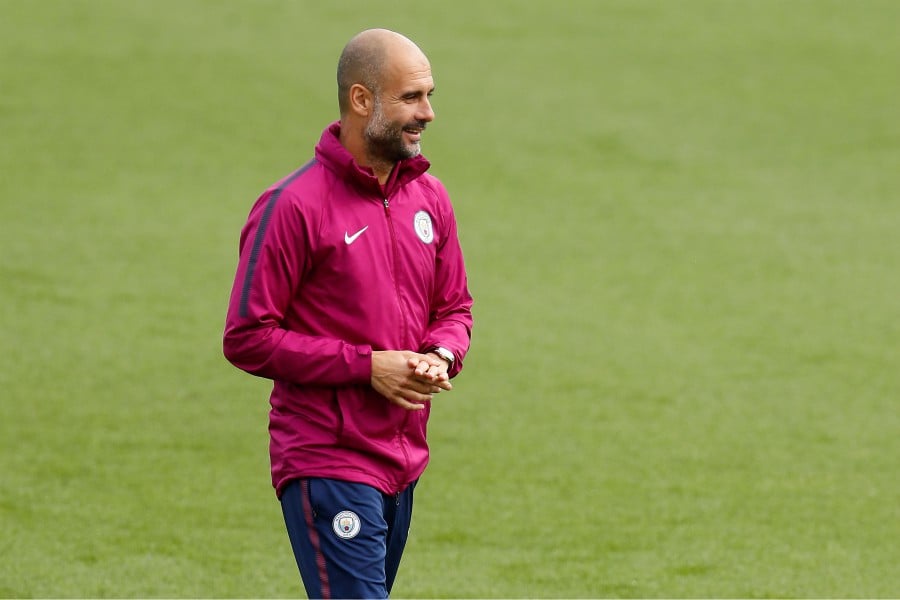 pep guardiola considère le fc barcelone comme un concurrent sérieux lors du mercato, soulignant les enjeux et les rivalités à venir pour renforcer les effectifs.