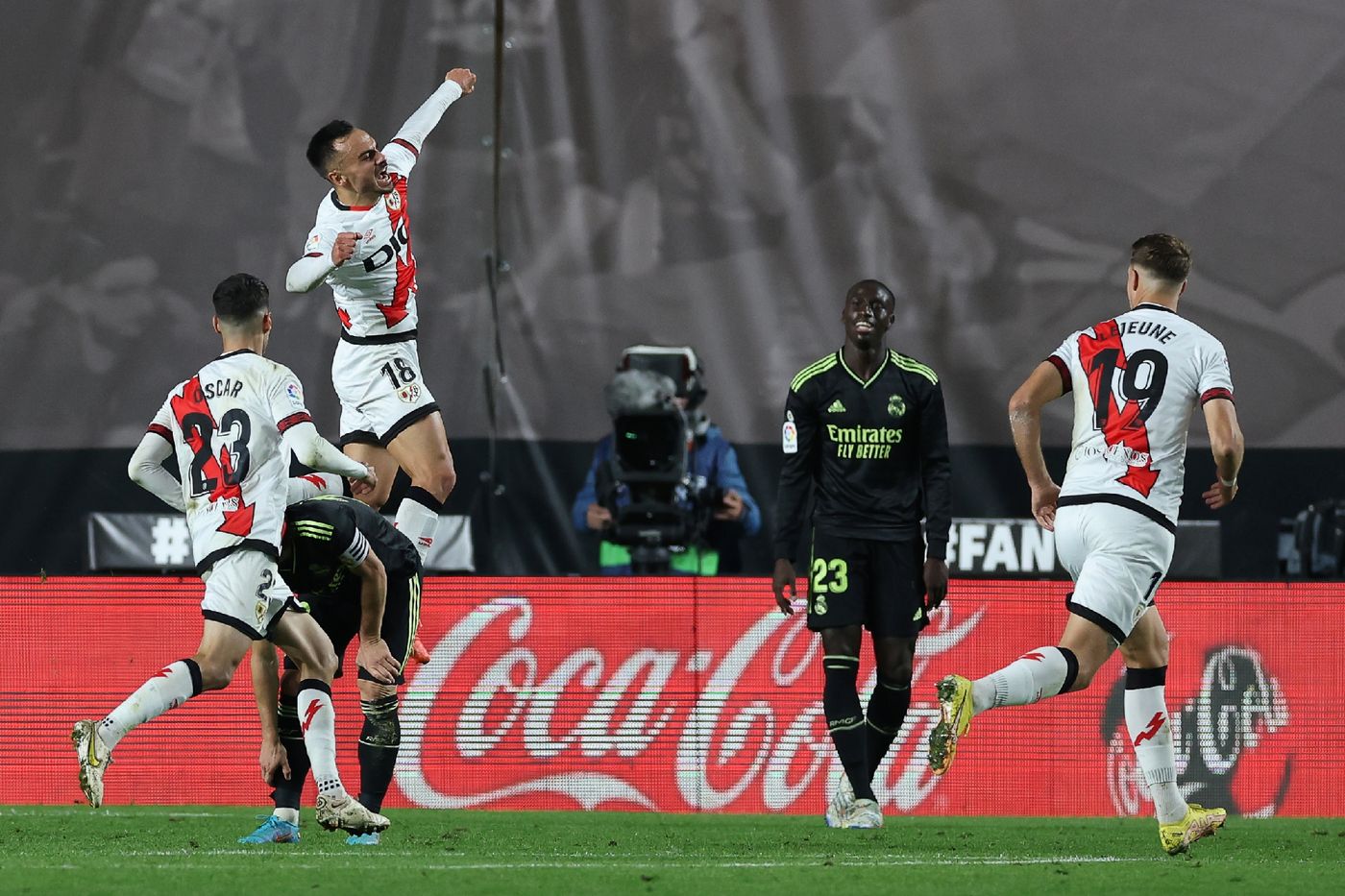 découvrez pourquoi rayo a décidé de prolonger le contrat de sa vedette malgré la controverse, et ce que cela signifie pour l'avenir du club.