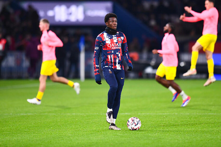 découvrez le transfert record du psg à 42 millions d'euros, une opération majeure dans le monde du football.