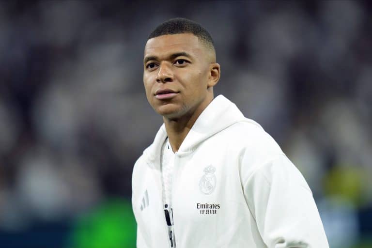 découvrez pourquoi le salaire record de mbappé suscite la controverse et les débats dans le monde du football.