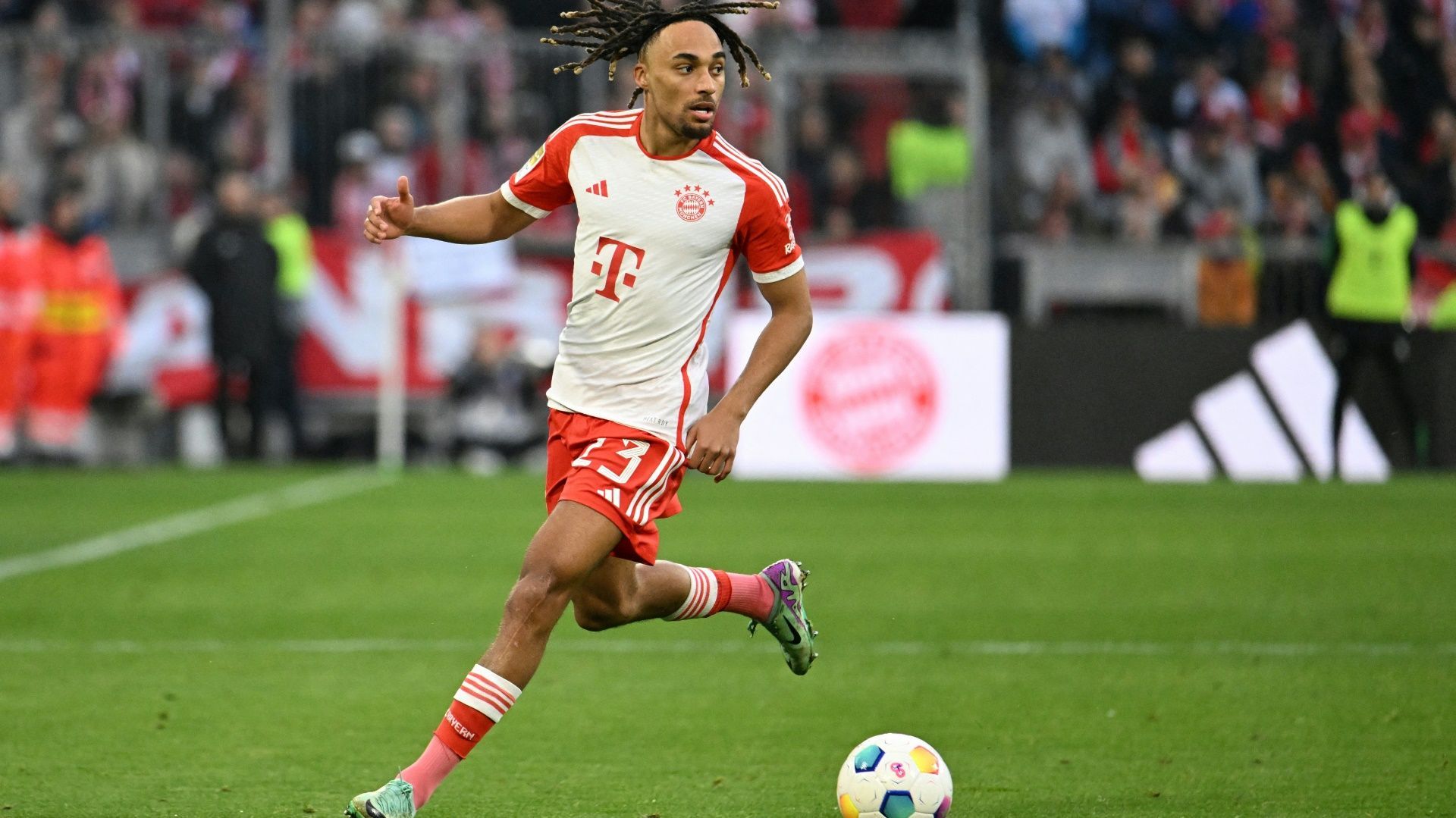 le bayern munich envisage de transférer le joueur boey dès le mercato de janvier pour renforcer sa stratégie.