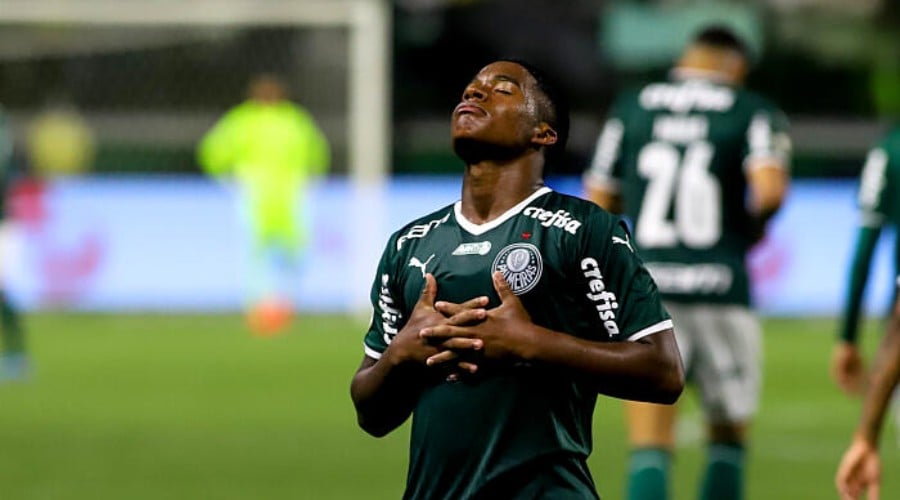 le club pl envisage de détourner le transfert d'endrick vers le real madrid, révélant une bataille intense pour le jeune prodige du football.