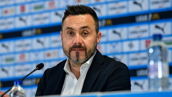 découvrez le transfert record de zerbi à l'om, un moment clé pour le club marseillais avec une transaction historique.