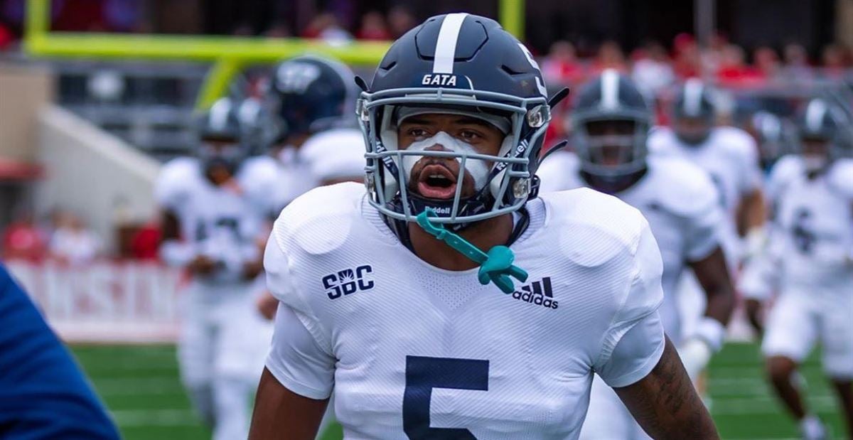 découvrez les transferts surprenants qui secouent le football universitaire au kansas cette saison, avec des mouvements inattendus et des recrues prometteuses.