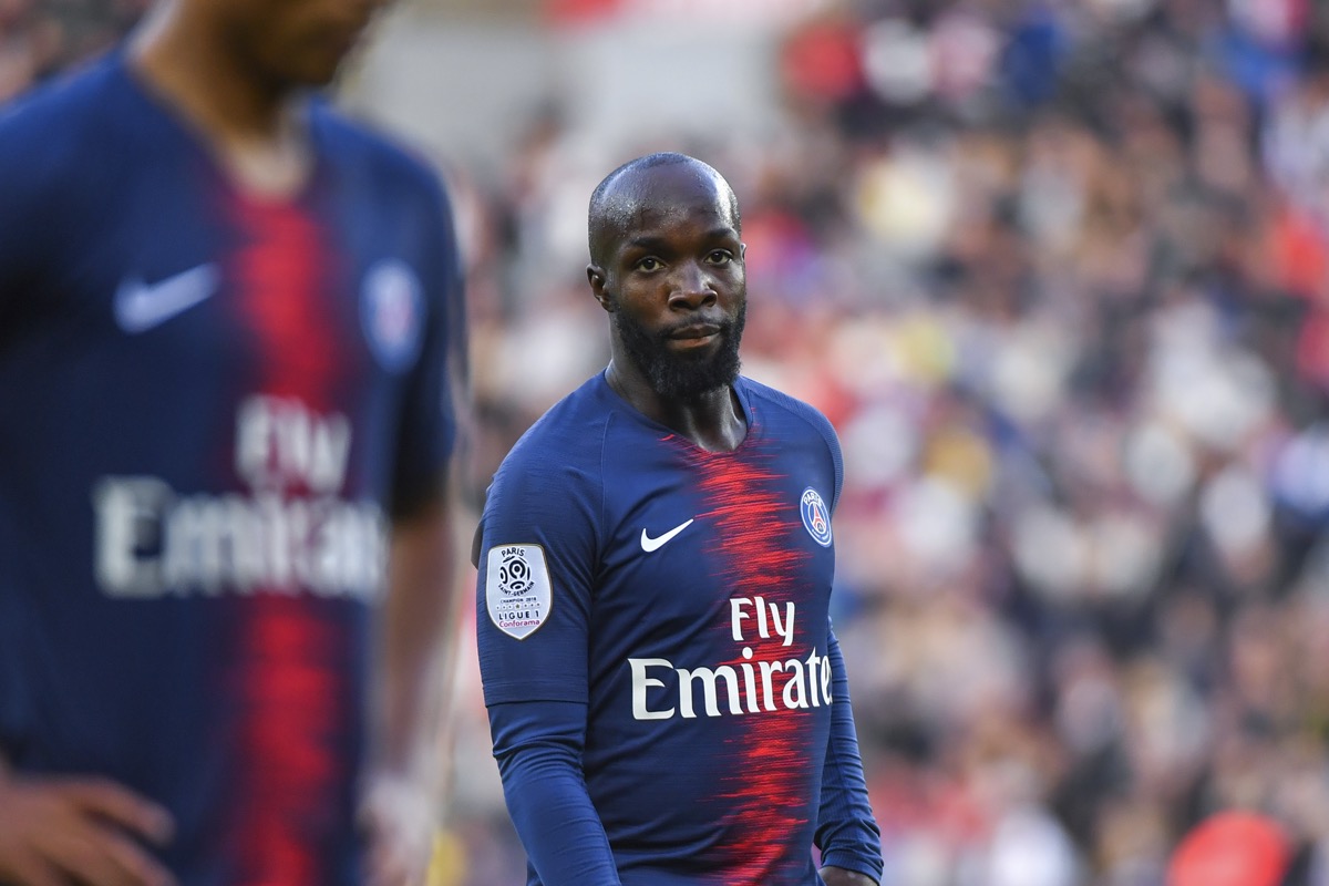 découvrez la bataille des transferts football liés à l'arrêt bosman, son impact sur le marché des joueurs et l'évolution des règles de transfert en europe.