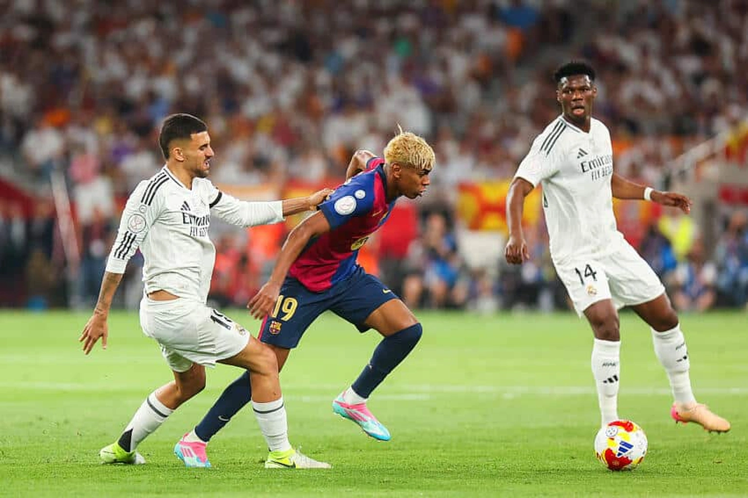 découvrez les frasques de père lamine yamal au fc barcelone, ses moments marquants et son impact sur le club catalan.