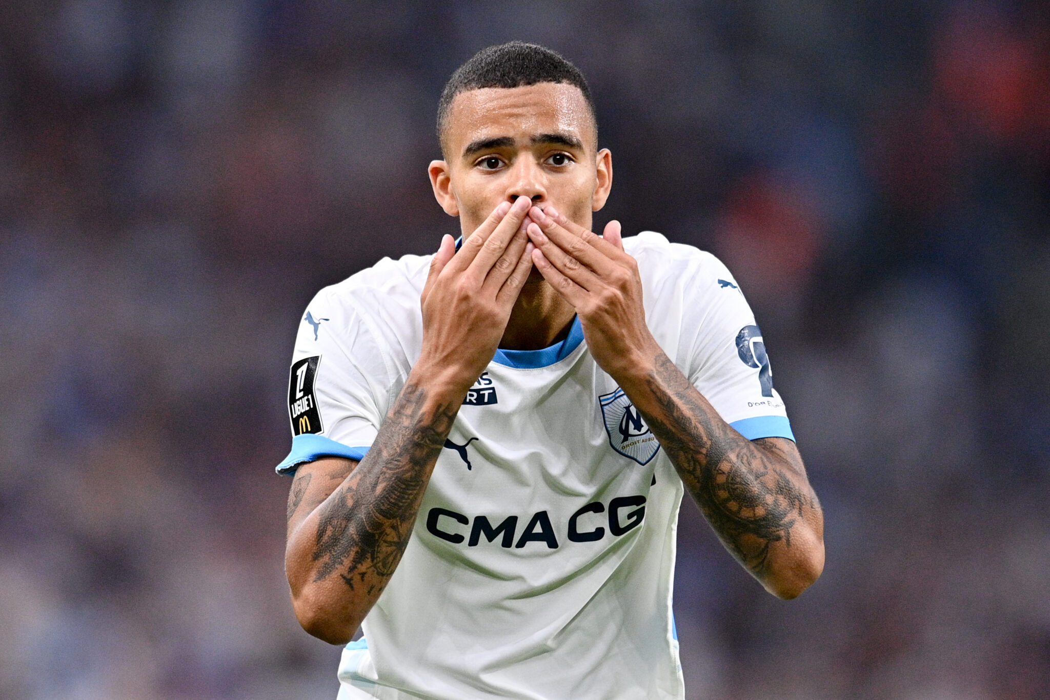 greenwood rejoint l'om pour un transfert de 114 millions d'euros, renforçant ainsi l'attaque du club marseillais avec un joueur exceptionnel.
