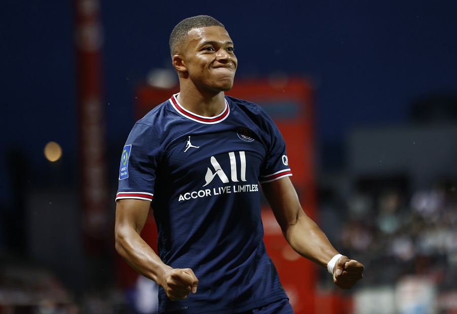 découvrez pourquoi mbappé réclame un transfert durant un match crucial et l'impact de cette demande sur son équipe et le monde du football.
