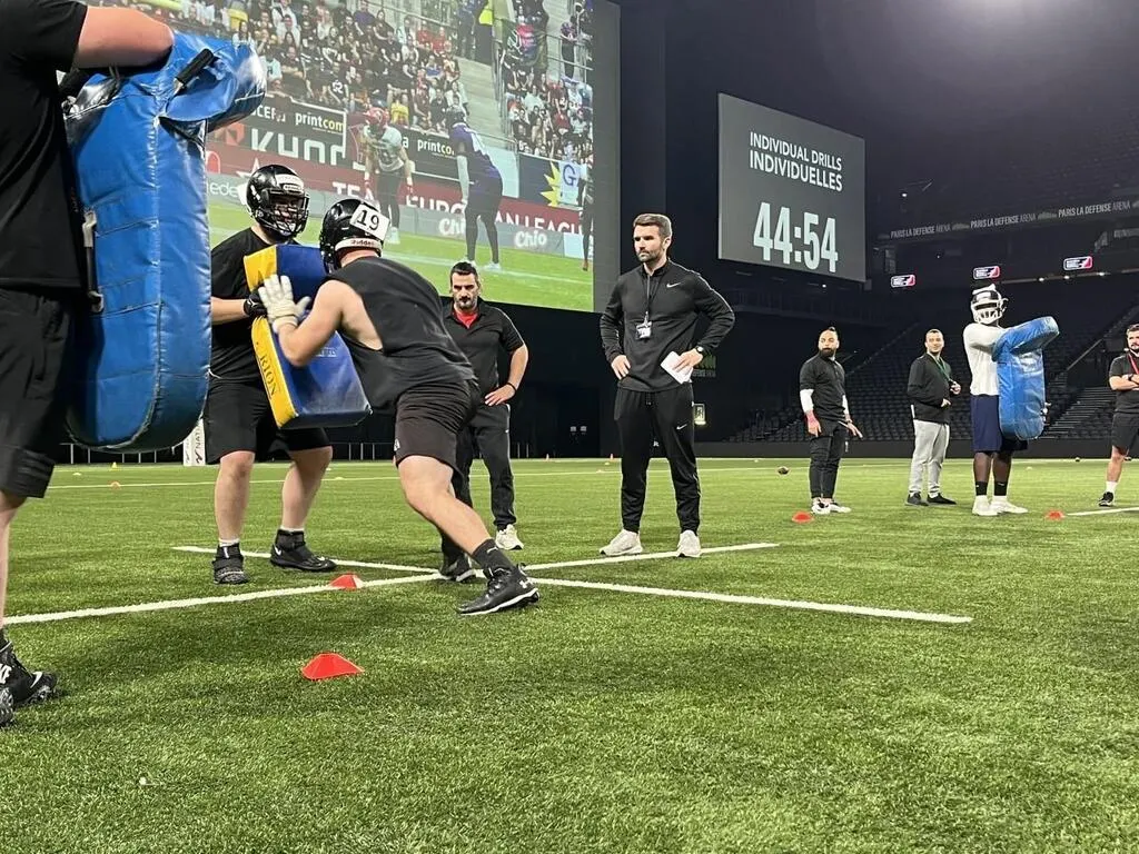 découvrez comment une recrue clé suscite l'intérêt intense d'un grand programme universitaire de football américain, attirant toutes les attentions sur son talent prometteur.