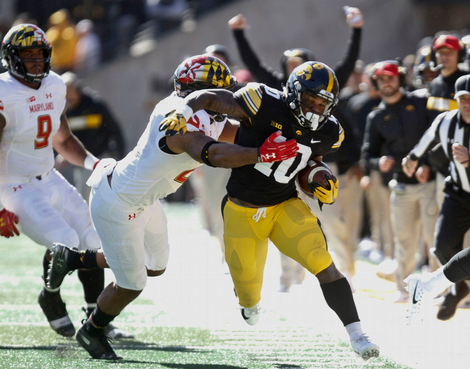 découvrez les profils et actualités des demi offensifs des iowa hawkeyes sur le portail des transferts. suivez les mouvements, recrutements et performances en temps réel.