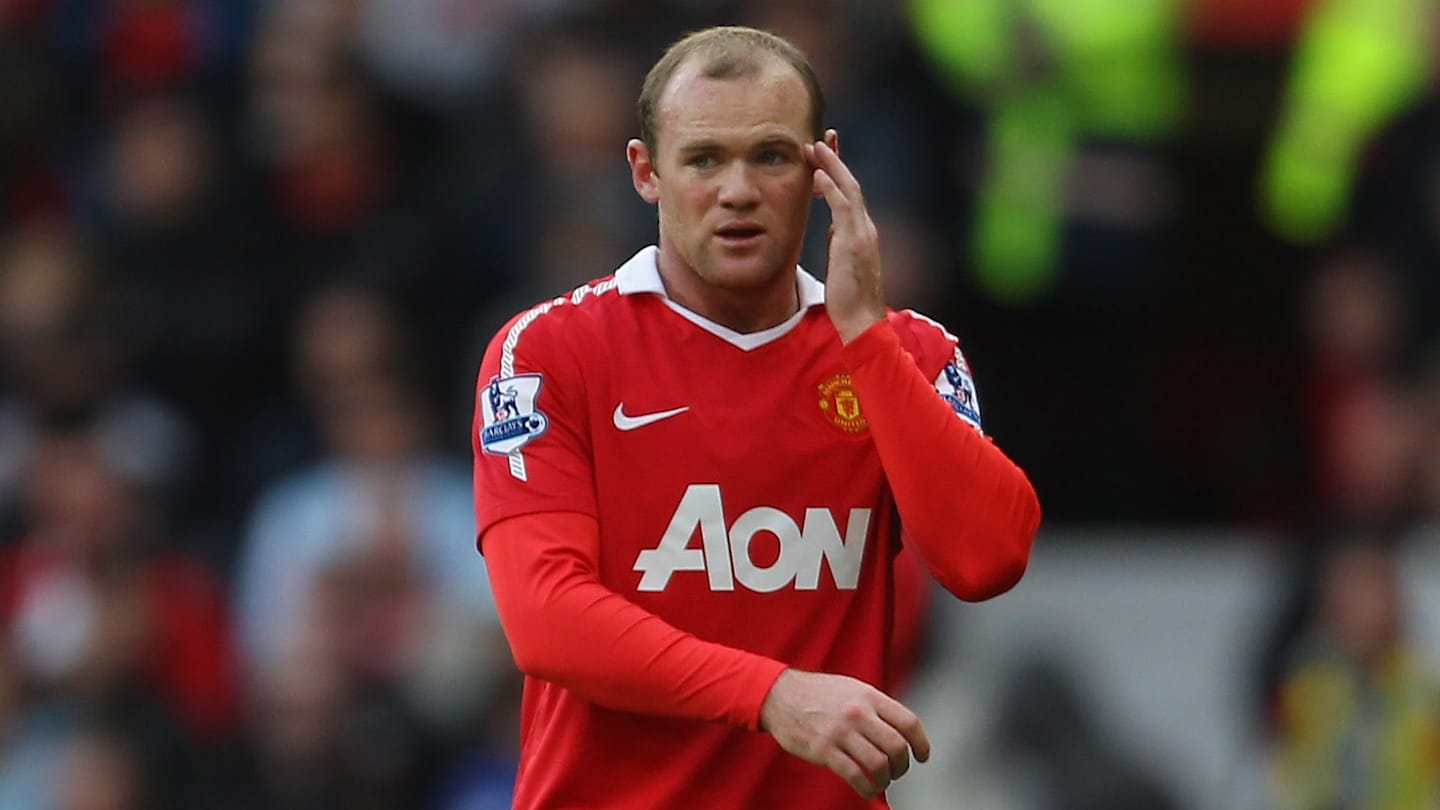 découvrez les détails inédits du transfert mouvementé de rooney à manchester united, entre tensions et rebondissements.