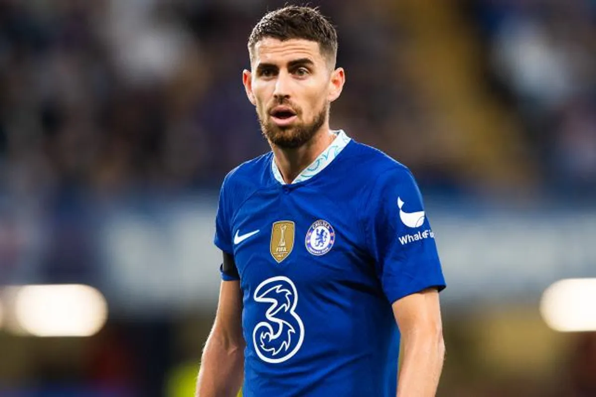découvrez comment le fc barcelone bouscule les plans de l'olympique lyonnais lors du mercato avec une cible surprise.