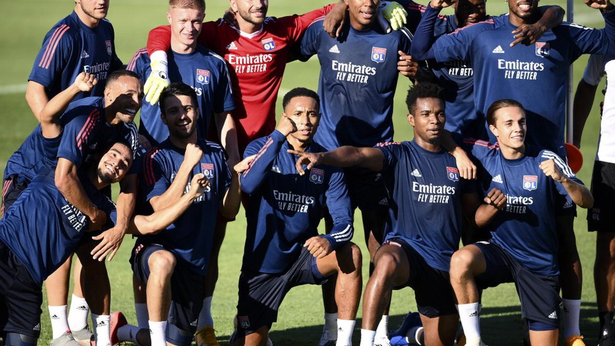 découvrez comment un talent lyonnais fait sensation en attirant l'attention des clubs de la premier league, symbole d'une nouvelle réussite française à l'international.