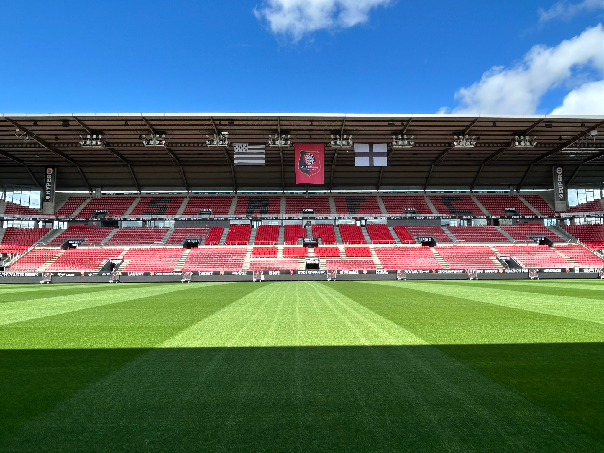 découvrez les détails du transfert à 30 millions d'euros au stade rennais, les implications pour l'équipe et les réactions des supporters.