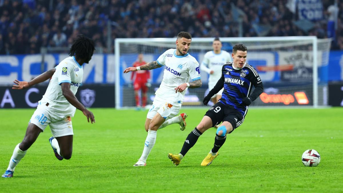 strasbourg prépare une stratégie audacieuse pour rivaliser avec l'om et s'imposer comme un concurrent majeur dans le championnat.
