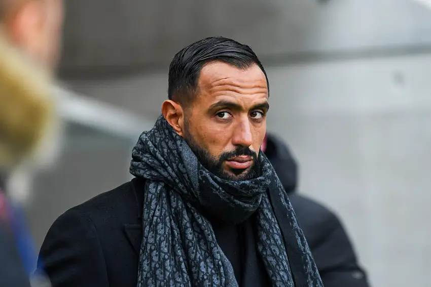 découvrez comment benatia séduit le héros du vélodrome dans une rencontre pleine de charme et d'émotion.