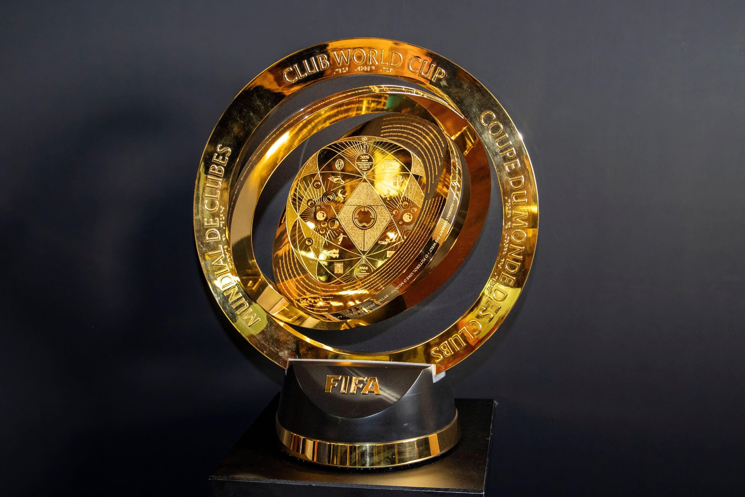 découvrez le choc spectaculaire entre le psg et le real madrid dans la bataille intense pour décrocher mbappé, l'une des plus grandes stars du football mondial.