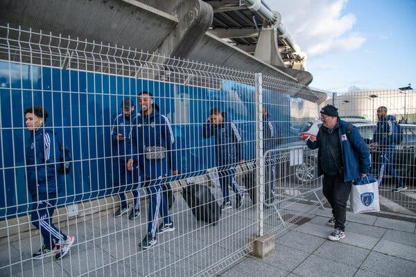 découvrez les enjeux et les risques du transfert au paris fc, analyse complète des conséquences pour le club et le joueur.