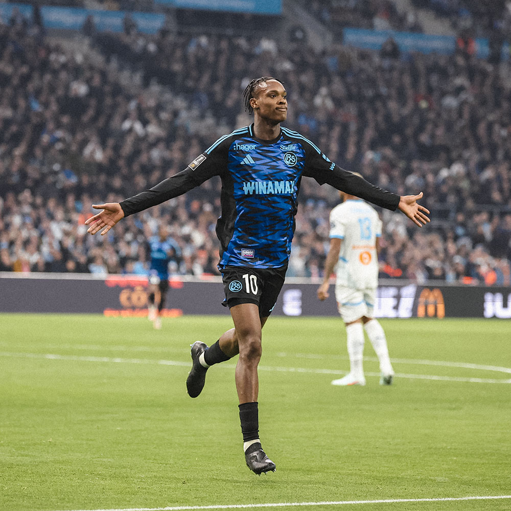 découvrez les raisons de la suspension d'emmanuel emegha à strasbourg et son impact sur l'équipe. toutes les infos et analyses ici.
